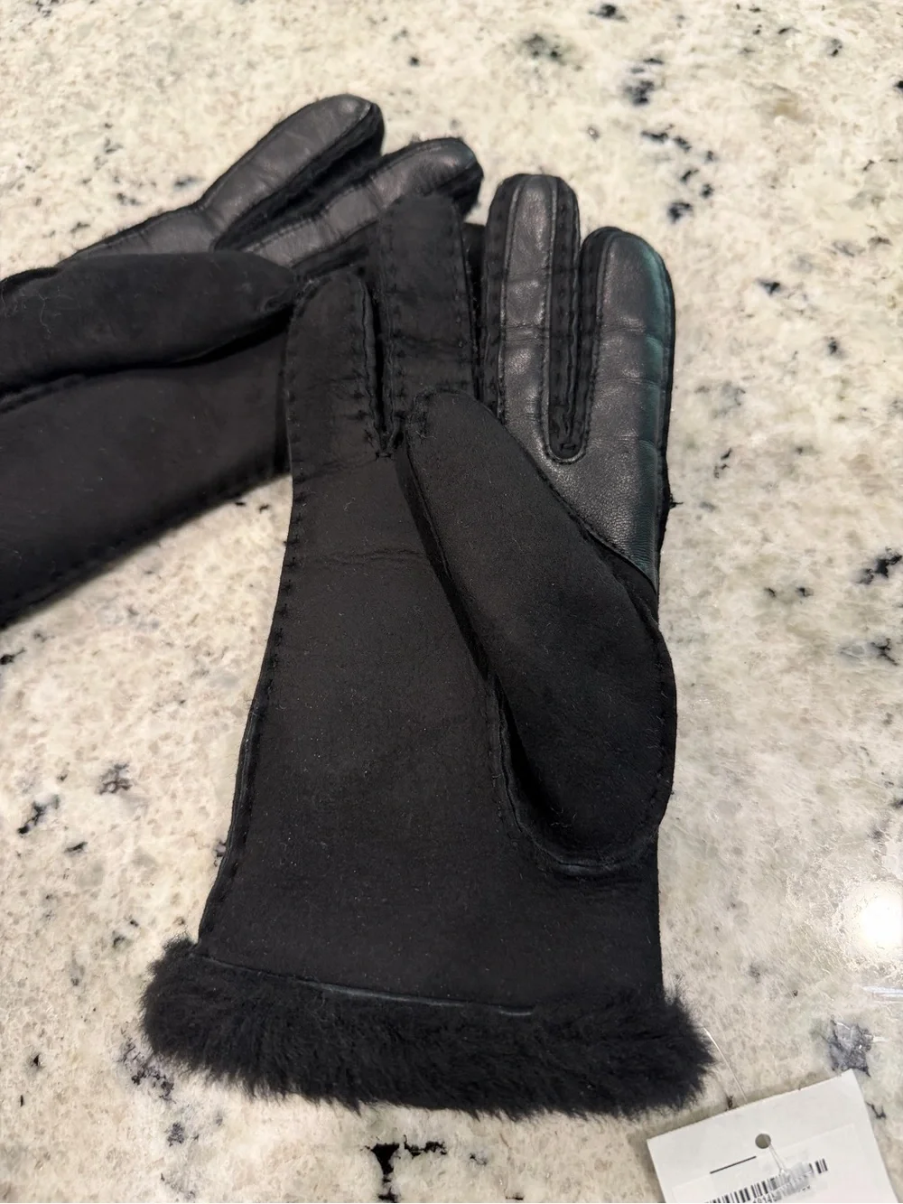 NWT . . .  UGG Exposed Seam Suede Shearling-Trim Gloves  |  Black